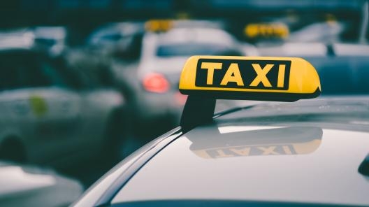 Таксопарки планируют обязать составлять открытые рейтинги водителей